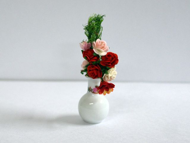 ガーデン小物 花瓶・鉢等 花入り花瓶 英国より直輸入　12分の1サイズの　ドールハウス・アクセサリーです。