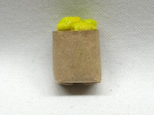 画像1: 紙袋入り果物（レモン）