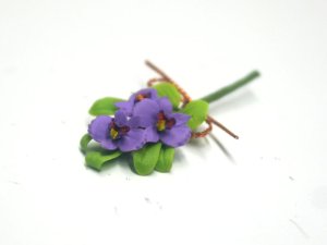 1/12サイズのドールハウス用ミニチュア花のブーケ（紫）です