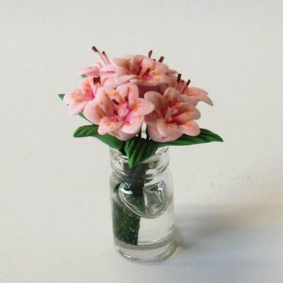 画像1: ガラス花瓶入り”ユリの花”